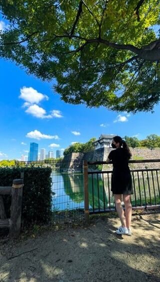 Taking a moment to enjoy the fresh air and beautiful scenery 🏯🎏🌳🌸
I love to explore, walk around and just take in the sights. The blue skies and greenery will forever make me smile...

📍View of Sengan-yagura Turret at Osaka Castle, Osaka, Japan

Save this post for ideas for your Japan itinerary or reach out with questions, I can help you plan your trip! 🧳✈️💖 
🚅 I’m also sharing a link to the Japan Rail Passes (in my bio) for you to get for your trip so you can travel around and eat all the yummy food! 🇯🇵
.
Follow @glutenfree.carly for drool-worthy recipes, travel ideas & tips, and more geeky goodness! 🌸
✨Please subscribe to my YouTube channel! I have lots more recipes and Japan content planned that I can’t wait to share with you. Check out my link in bio 😊
.
.
.
#japan #osaka #japanlife #japantravel #discoverjapan #travelosaka #glutenfreetravel #animelover #アニメ #japanvlog #sakura #japantravelguide #iamosaka #otaku #onepiece #spxfamily #jjk #naruto #bnha #pokemon #ghibli #日本 #travel #explorejpn #tokyo #vibes #japantrip #japandaytimeview